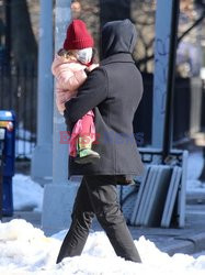 Bradley Cooper niesie córkę na rękach