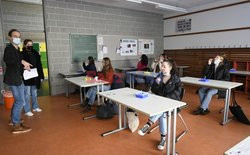 Uczniowie w niemieckim Tuebingen robią testy w klasie