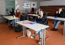 Uczniowie w niemieckim Tuebingen robią testy w klasie