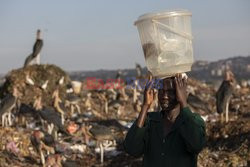 Praca na wysypisku śmieci w Ugandzie