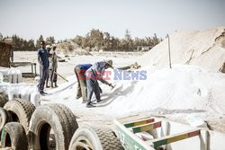 Wydobywanie soli w Senegalu - AFP