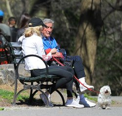 Tony Bennett z żoną w parku