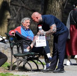 Tony Bennett z żoną w parku