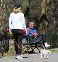 Tony Bennett z żoną w parku