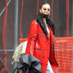 Irina Shayk w czerwonym płaszczu