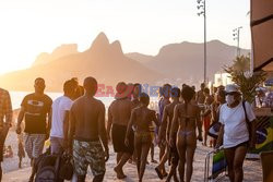 Tłumy na plaży w Rio de Janeiro