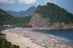 Tłumy na plaży w Rio de Janeiro