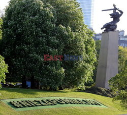 Napis "Nie zapominajmy" przed pomnikiem Nike