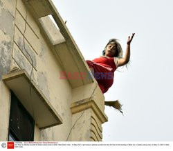 Próbowała popełnić samobójstwo skacząc z dachu
