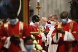 Papież Franciszek celebruje mszę św. z okazji Zielonych Świątek