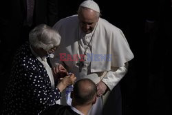 Papież Franciszek ucałował numer obozowy Lidii Maksymowicz