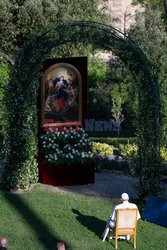 Papiez Franciszek modli się w ogrodach watykańskich