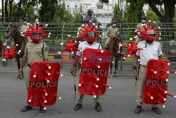 Policja w koronawirusowych hełmach w Indiach