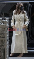 Angelina Jolie w białym płaszczu