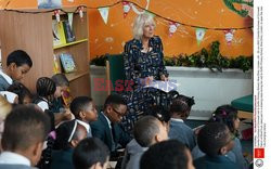 Księżna Kornwalii czyta dzieciom