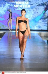 Pokazy Miami Swim Week 2021