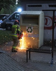 Mężczyzna w kontenerze PCK na odzież