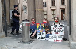 Aktywiści LGBT przypięli się do bramy MEiN