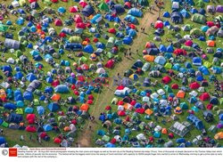 Tysiące ludzi na festiwalu w Reading