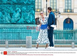 Paris Hilton i Carter Reum na romantycznym spacerze w Paryżu