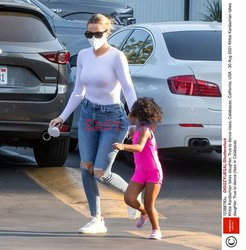 Khloe Kardashian odprowadza córkę na lekcje tańca