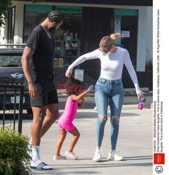 Khloe Kardashian odprowadza córkę na lekcje tańca