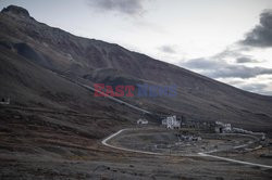 Była radziecka wieś w norweskiej prowincji Svalbard na Arktyce - AFP