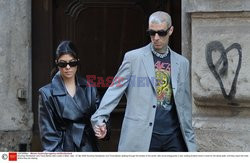 Kourtney Kardashian i Travis Barker spacerują po Mediolanie