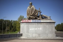Antyrosyjskie napisy na Cmentarzu Żołnierzy Radzieckich