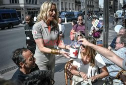 Adriana Karembeu zbiera pieniądze dla Czerwonego Krzyża w Paryżu