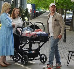 Bartlomiej Topa z dziećmi i żoną przed studiem Dzień Dobry TVN