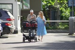 Bartlomiej Topa z dziećmi i żoną przed studiem Dzień Dobry TVN