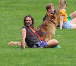 Russell Brand z żoną i psem