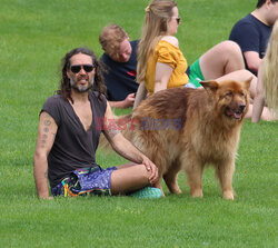 Russell Brand z żoną i psem
