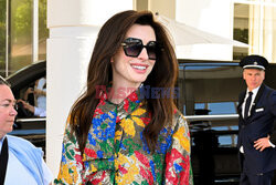 Anne Hathaway w kolorowej sukience w Cannes