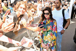 Anne Hathaway w kolorowej sukience w Cannes