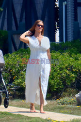 Rosie Huntington-Whiteley w białej sukience