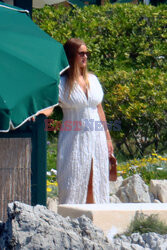 Rosie Huntington-Whiteley w białej sukience
