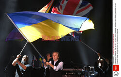 Paul McCartney macha flagą Ukrainy podczas koncertu