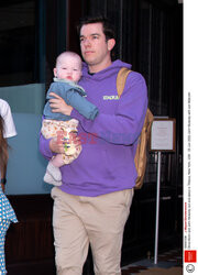 Olivia Munn i John Mulaney z dzieckiem na spacerze