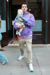 Olivia Munn i John Mulaney z dzieckiem na spacerze