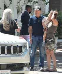 Bruce Willis pozuje do zdjęć z fanami