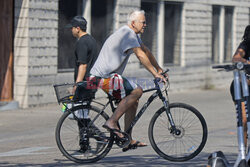 Tim Robbins na rowerze