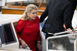 Catherine Deneuve zdjęła buty