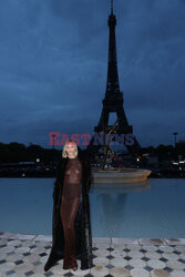 Anja Rubik na tygodniu mody w Paryżu