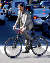 Gerard Butler na rowerze