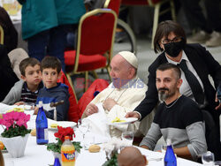 Papież Franciszek na posiłku z potrzebującymi