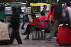 Kobiety w New Delhi wciąż boją siępodróżówać same komunikacją - AFP