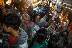 Kobiety w New Delhi wciąż boją siępodróżówać same komunikacją - AFP