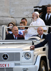 Papież Franciszek rozmawia przez telefon